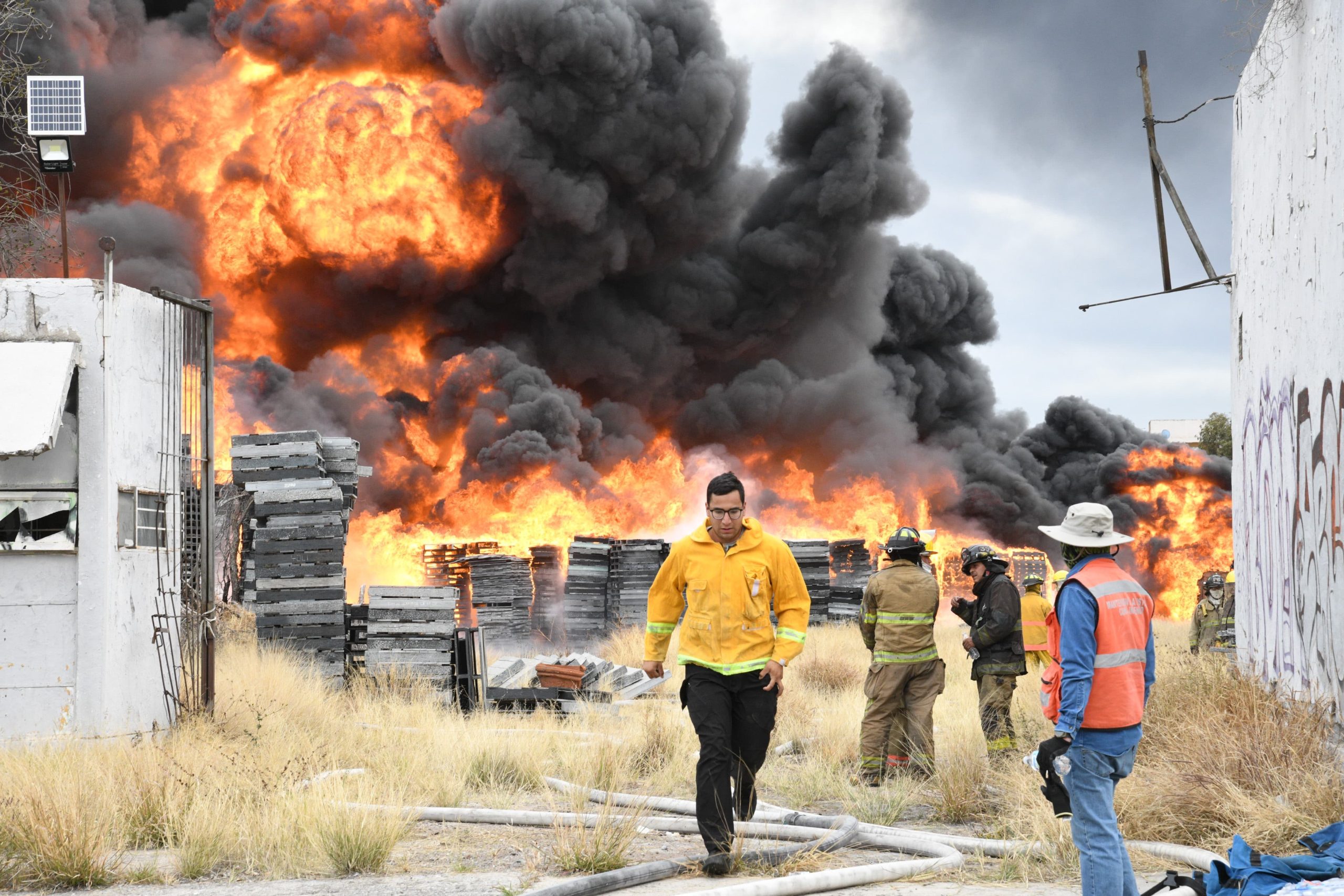 Mega incendio en Valentín Amador fue provocado: Más de mil 200 evacuados y dos hectáreas devoradas por el fuego