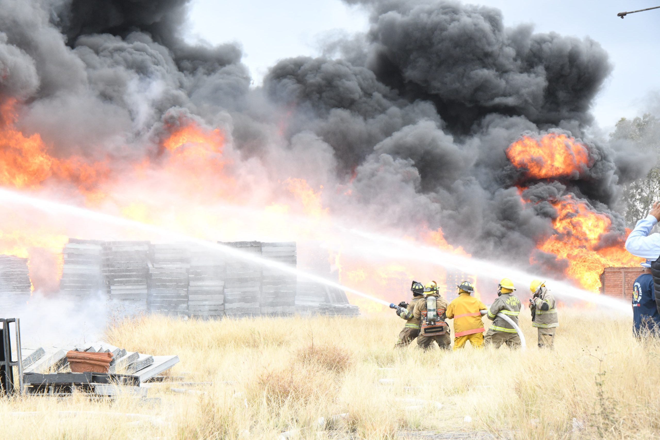 Mega incendio en Valentín Amador fue provocado: Más de mil 200 evacuados y dos hectáreas devoradas por el fuego