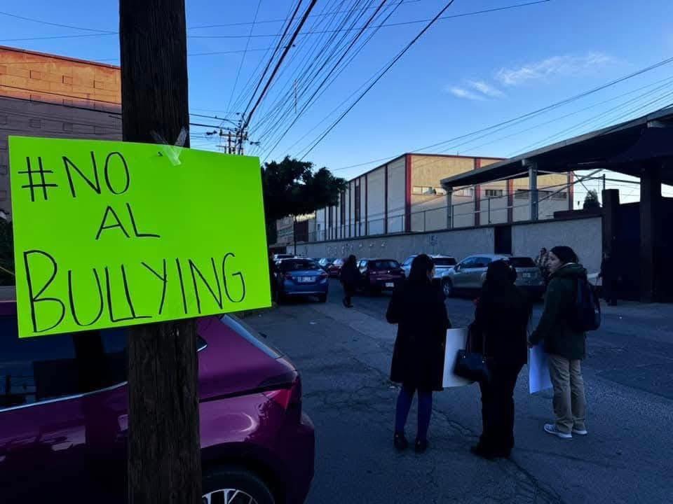 Padres de familia exigen alto al bullying en el Instituto Hispano Inglés