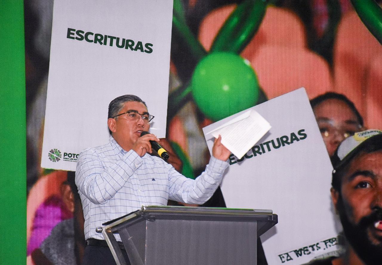 Alcalde Juan Manuel Navarro entrega 300 escrituras que garantizan certeza jurídica patrimonial a familias