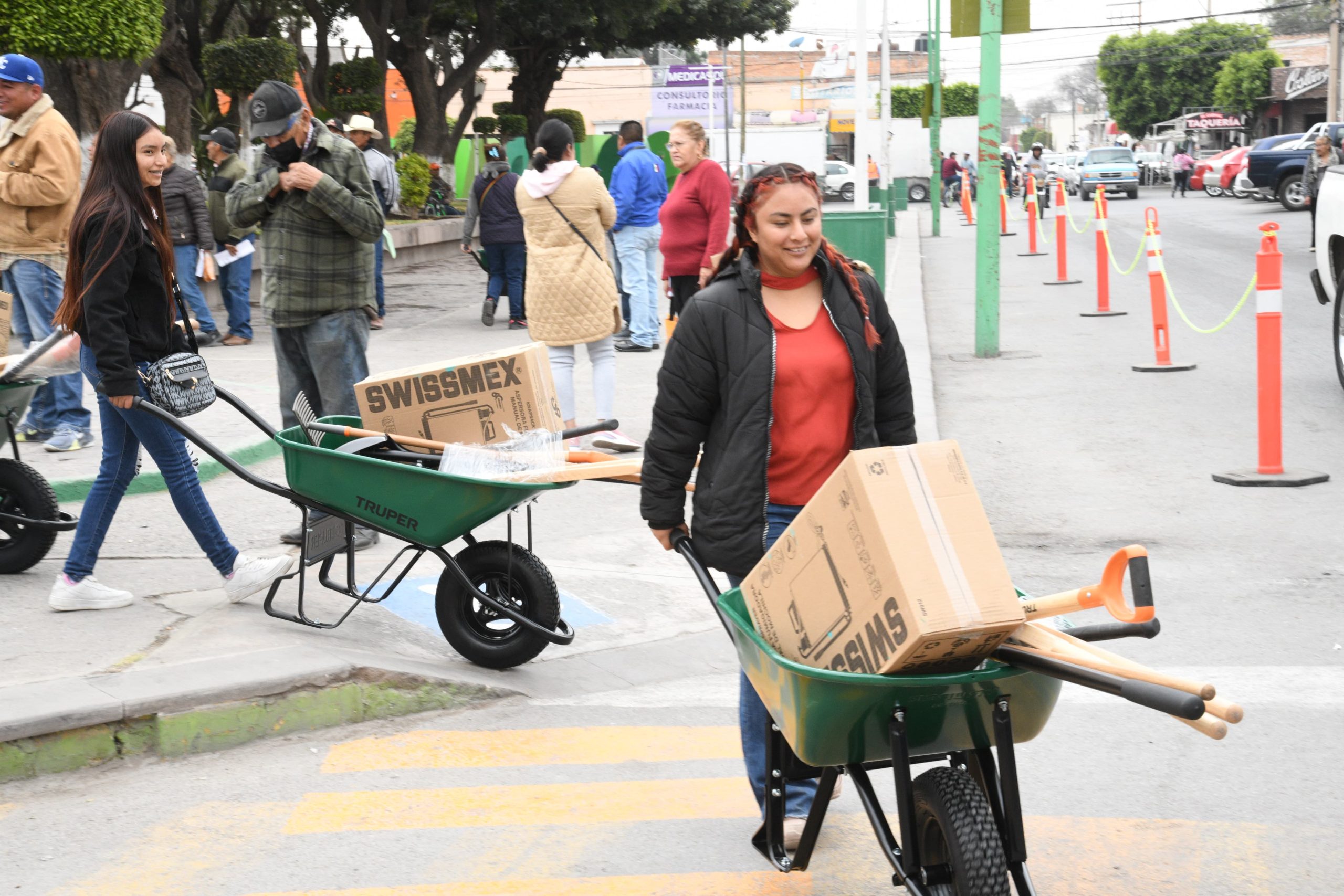 Alcalde Juan Manuel Navarro entrega equipamiento y herramientas agrícolas a productores soledenses