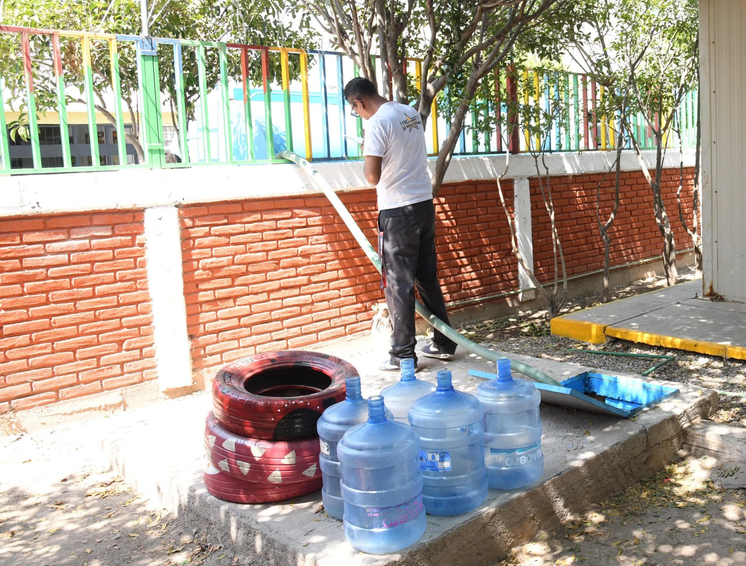 Ayuntamiento de Soledad brinda apoyo con agua a Jardín de Niños "Gloria Lozano"