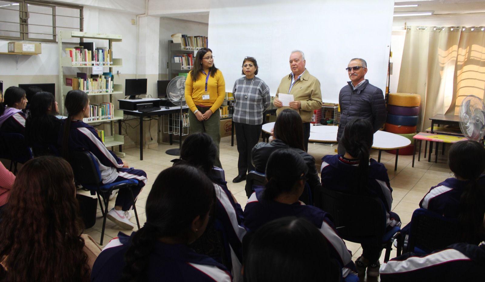 Con ciclo de conferencias, Gobierno de la Capital fomenta vocaciones científicas en niñas y jóvenes