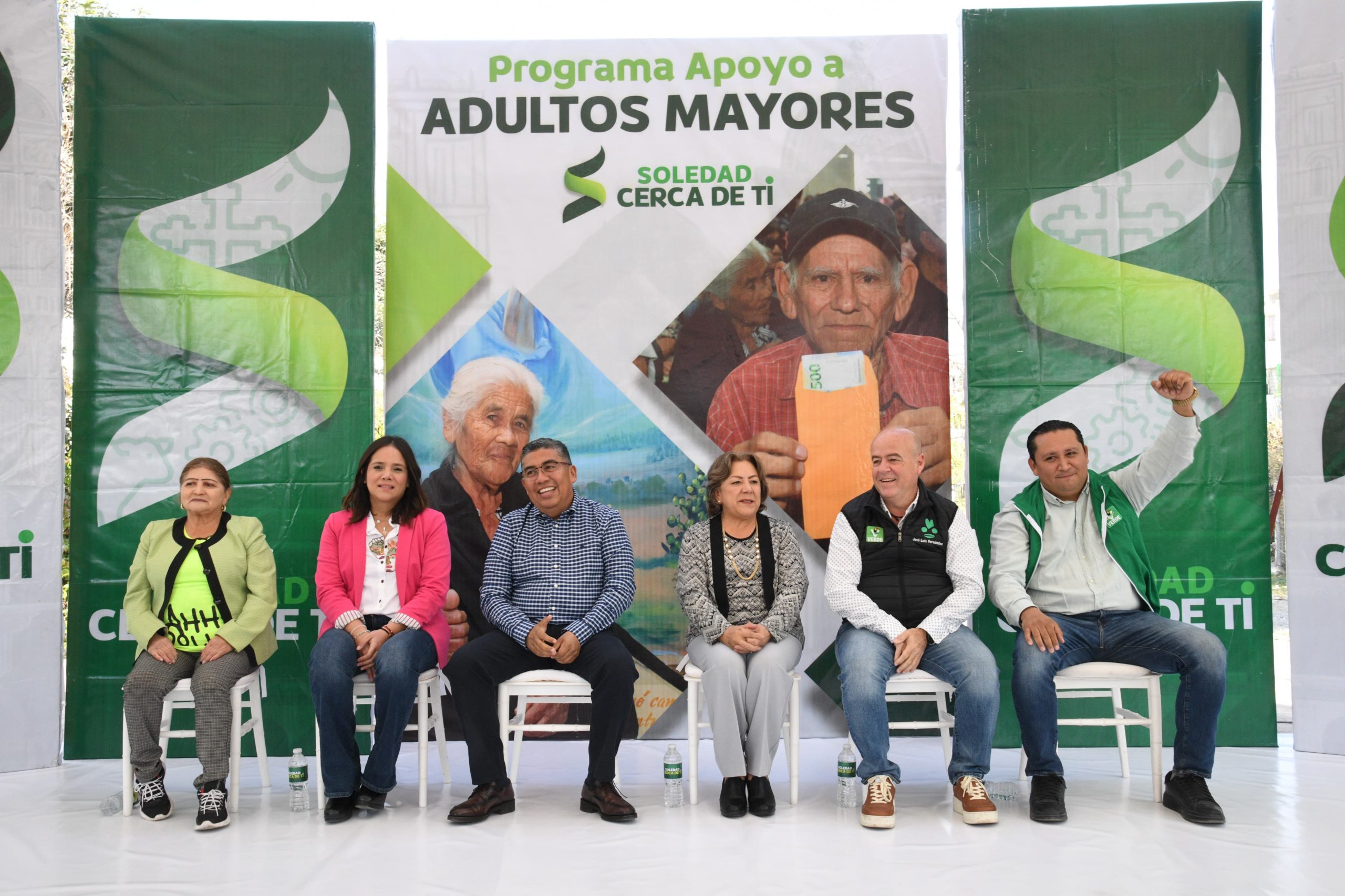 En la colonia pavón, Juan Manuel Navarro entrega apoyo económico a adultos mayores y reafirma su cercanía con este sector