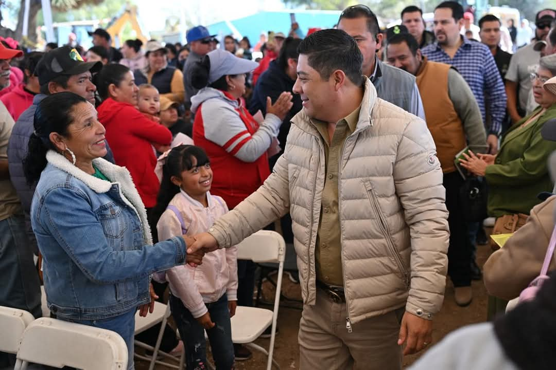 Familias reconocen a Ricardo Gallardo por apoyos alimentarios y obras en Villa de Ramos