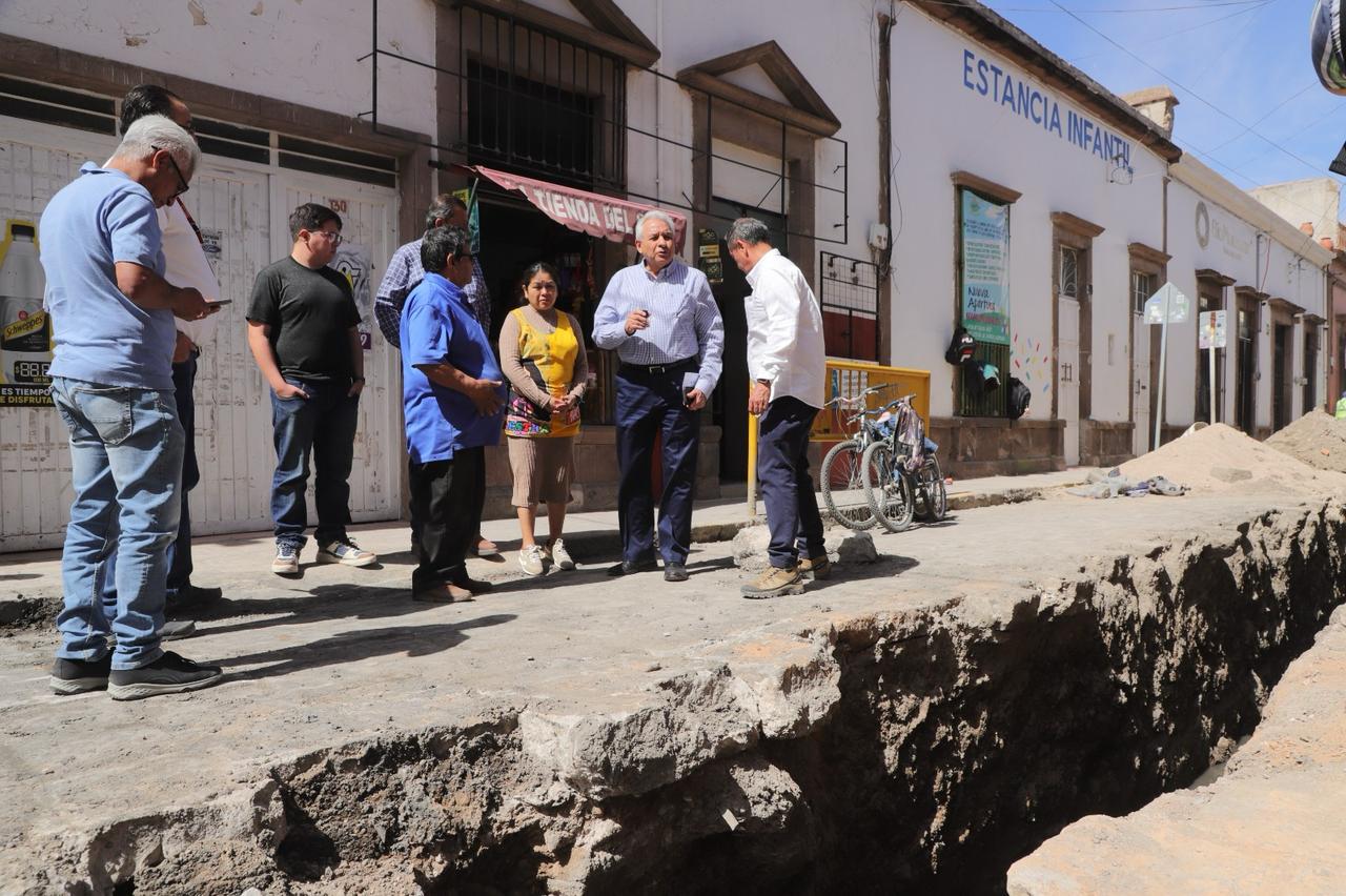 Junto con vecinos, Director de Interapas supervisa avance de rehabilitación sanitaria de la calle Lerdo de Tejada 