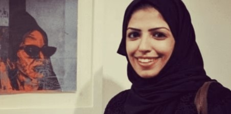 Liberan a estudiante saudí condenada a 34 años por tuitear a favor de las mujeres