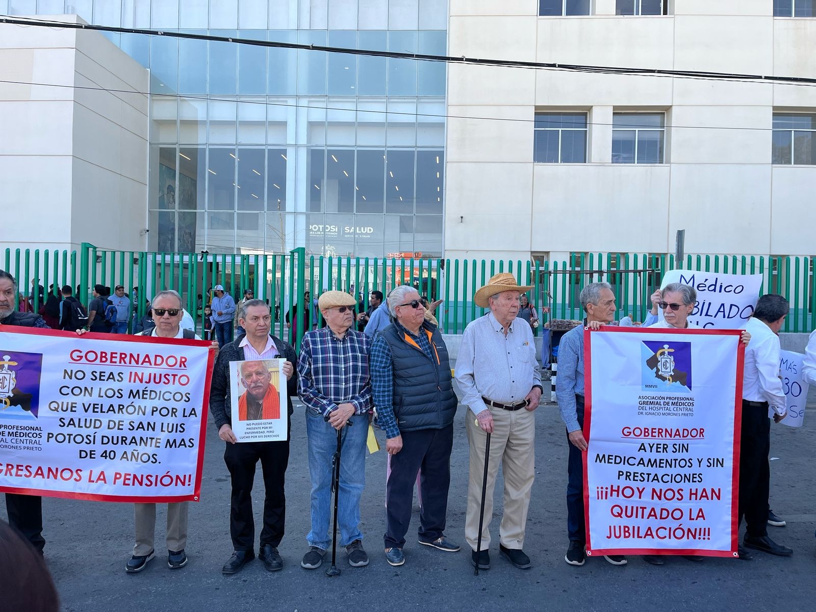 Médicos jubilados del Hospital Central exigen pago de pensiones mientras el gobierno se deslinda