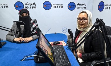 Talibanes allanan y suspenden la única radio femenina en Afganistán