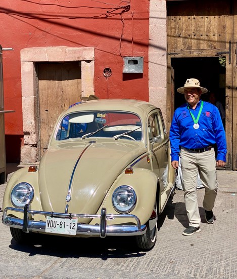 Autos antiguos reviven nostalgia en Villa de Pozos