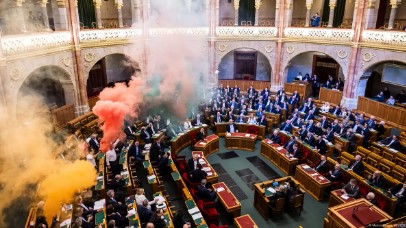 Hungría prohíbe eventos del Orgullo y desata protestas masivas