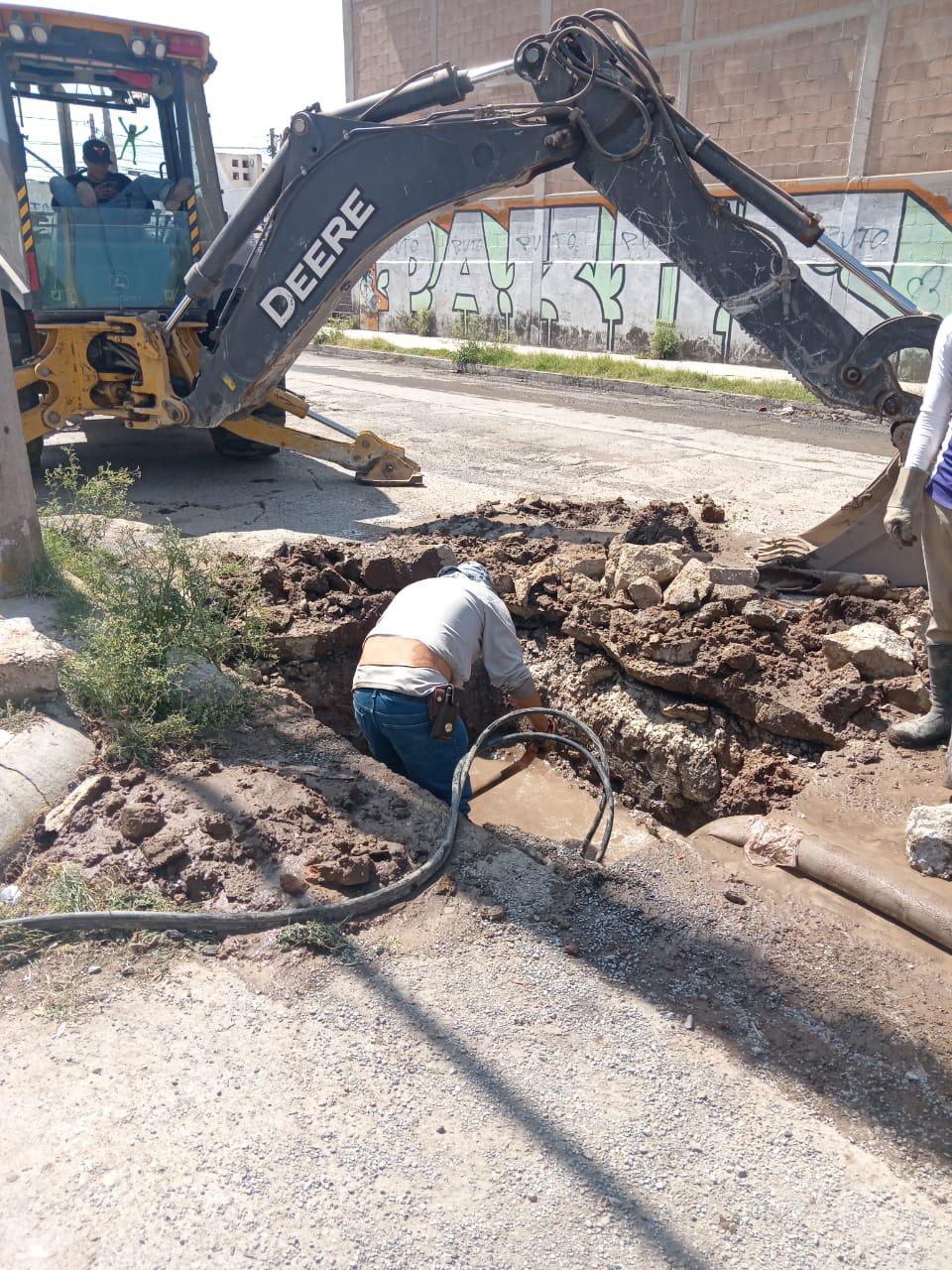 Interapas repara fuga en el Fraccionamiento Industrias