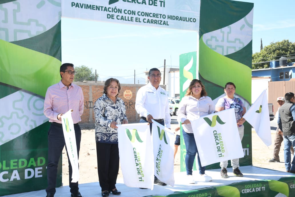 Juan Manuel Navarro le cumple a la colonia Rivas Guillén y arranca pavimentación de otra calle más 