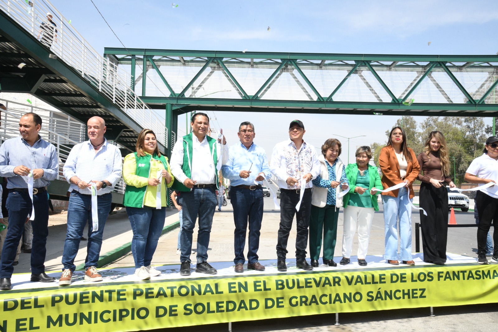 Juan Manuel Navarro y Ricardo Gallardo entregan el puente peatonal en la zona oriente de Soledad, con características de accesibilidad universal