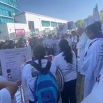 Madres buscadoras de Puebla realizan misa frente a la Fiscalía Estatal