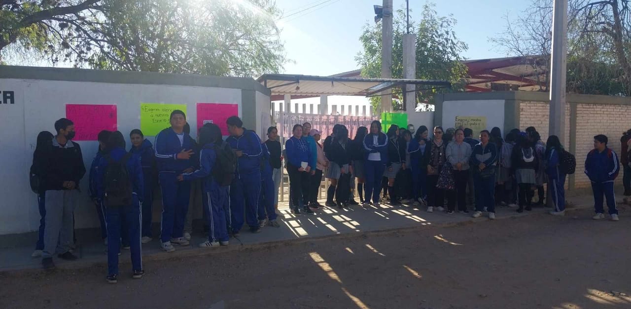 Protesta de padres y alumnos de la Telesecundaria Ricardo Flores Magón por falta de maestros