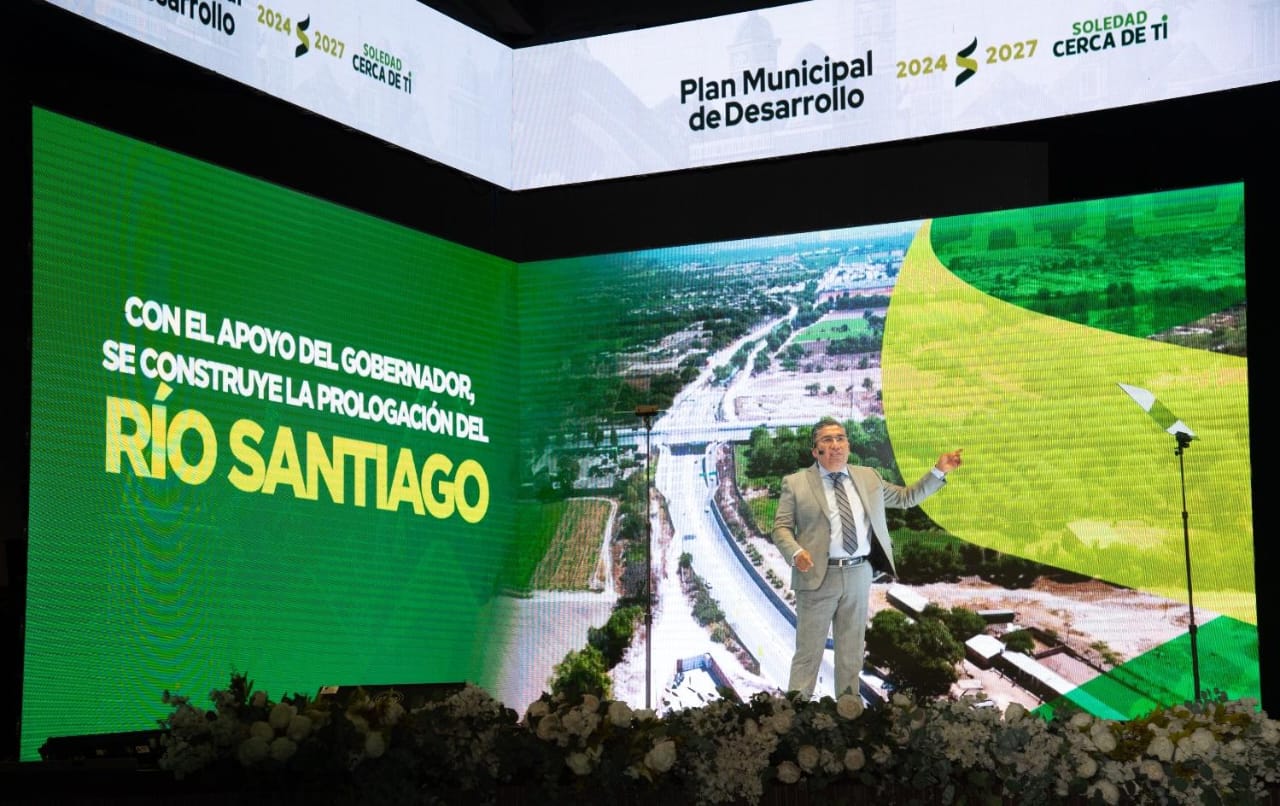 Soledad de Graciano Sánchez se enmarca hacia un nuevo futuro con obras sin precedentes: Navarro Muñiz - La administración municipal del Alcalde Juan Manuel Navarro Muñiz, impulsa obras clave en movilidad, educación, deporte y medio ambiente, para un Soledad más moderno y sustentable. Soledad de Graciano Sánchez se encamina hacia una evolución sin precedentes con la ejecución de obras de infraestructura de gran impacto social y urbano, mismas que están planteadas en el Plan Municipal de Desarrollo 2024-2027, presentado el pasado jueves por el Alcalde, Juan Manuel Navarro Muñiz, con una visión de futuro y progreso para los próximos nueve años. Entre las iniciativas más ambiciosas para este trienio, destaca la construcción de la primera alberca olímpica en Soledad de Graciano Sánchez, un espacio que fortalecerá el desarrollo deportivo de niñas, niños y jóvenes, al mismo tiempo de fomentar estilos de vida saludables y la formación de nuevos talentos. En materia ambiental, se edificará el primer relleno sanitario municipal, para el manejo responsable y correcto de los residuos sólidos urbanos y la protección del medio ambiente. Asimismo, con el compromiso de fortalecer el sector educativo, ya comenzó la remodelación de 100 planteles escolares, dotando a la niñez y juventud soledense de espacios dignos y adecuados para su formación académica. Otro de los proyectos importantes es la rehabilitación del Auditorio municipal de la colonia San Felipe, el cual será transformado en un Centro de Alto Rendimiento para el desarrollo de atletas y deportistas, ya que en Soledad hay talento deportivo para alcanza competencias internacionales; la remodelación del Centro Histórico, que embellecerá el corazón del municipio y promoverá el turismo local, es otra iniciativa que logrará un cambio territorial del municipio. Con el apoyo del Gobernador del Estado, Ricardo Gallardo Cardona, está en marcha la construcción del puente peatonal en el Bulevar Valle de los Fantasmas, con el objetivo de garantizar el cruce seguro de peatones; además, se impulsa la prolongación del Río Santiago y la implementación de una nueva línea Metro Red, así como el puente superior vehicular en el Circuito Potosí, que ya está en construcción, mismo que mejorará el tránsito vehicular y la conectividad. Para atender problemas de inundaciones en el Fraccionamiento Privadas de la Hacienda, se construye y en breve será inaugurado un colector pluvial, asegurando así mejores condiciones para las familias de esta zona; también se edificará el Parque Tangamanga 3, un pulmón verde que ofrecerá espacios de recreación y esparcimiento para todas las edades. "Mi compromiso es hacer un Gobierno Municipal ejemplar, innovador y cercano a la ciudadanía, en donde el crecimiento sea una realidad y una constante", enfatizó el Alcalde Juan Manuel Navarro Muñiz al presentar estas iniciativas que transformarán Soledad de Graciano Sánchez