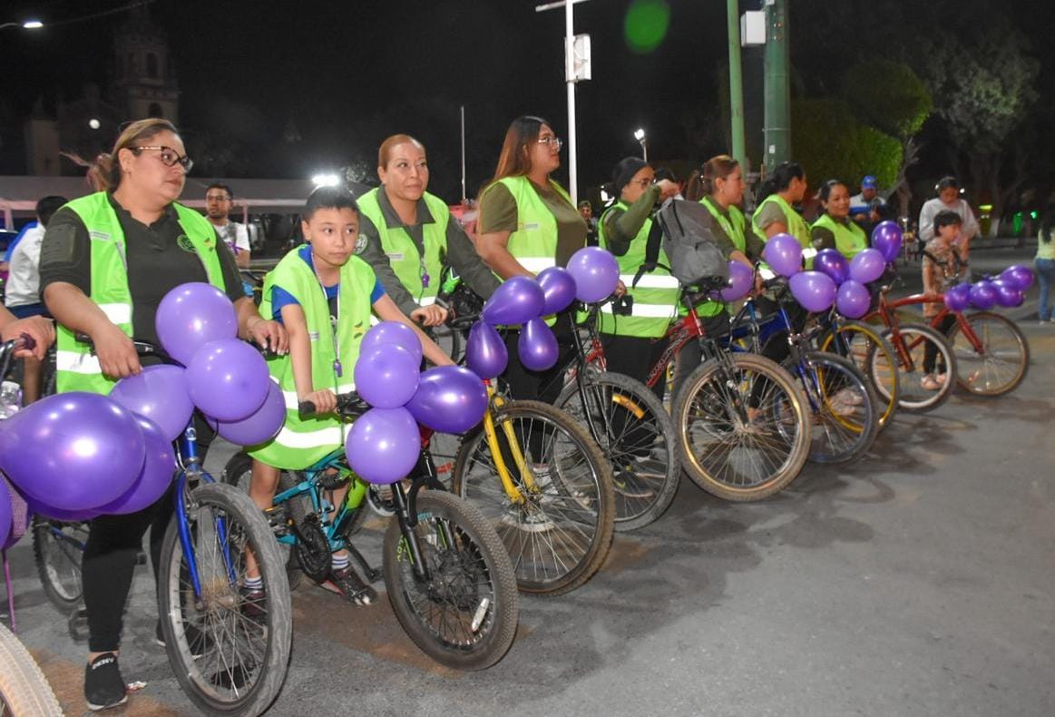 Soledad pintó de morada las calles durante rodada nocturna conmemorativa de la mujer