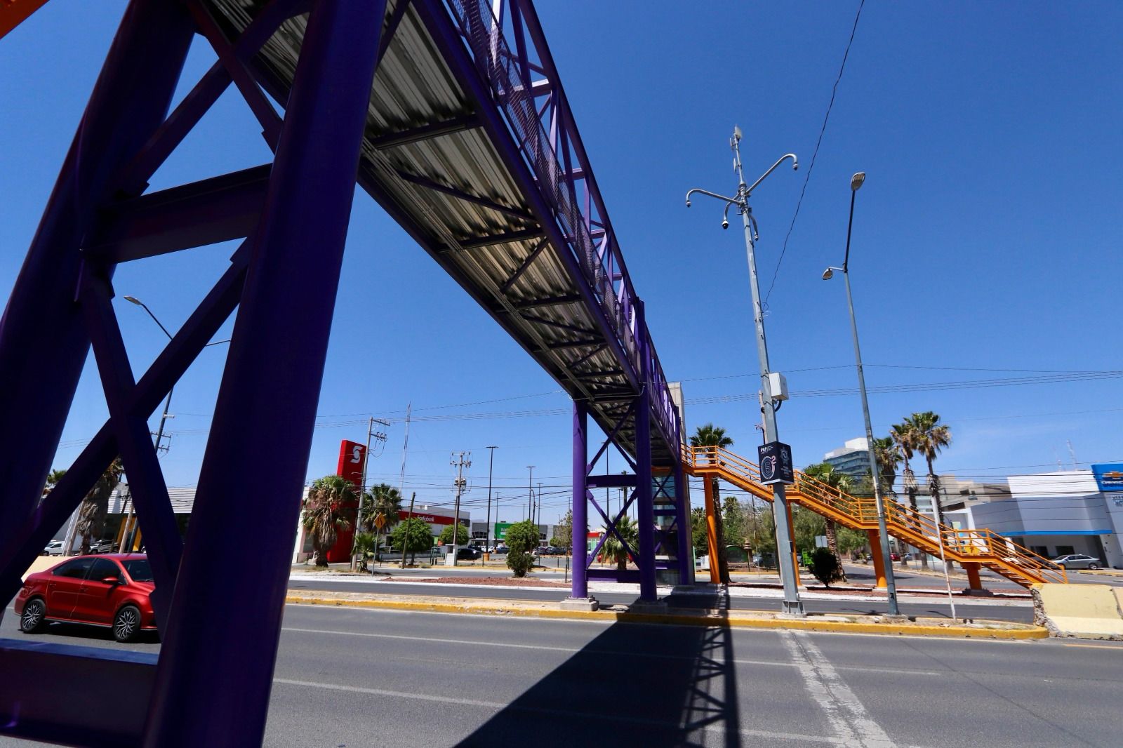 Supervisa el Alcalde Galindo el avance del nuevo puente peatonal inclusivo en Salvador Nava