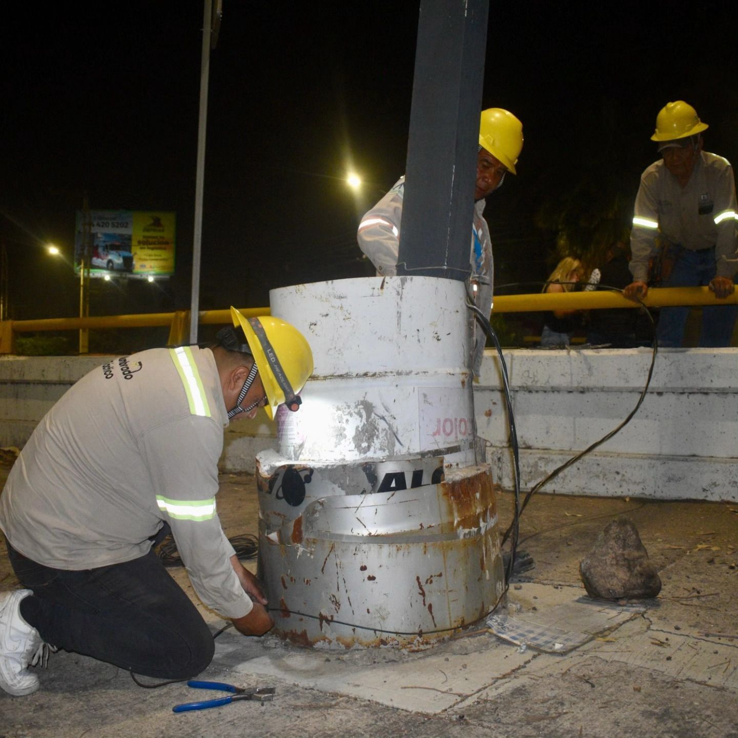 Gobierno de la Capital realiza limpieza nocturna en Salvador Nava